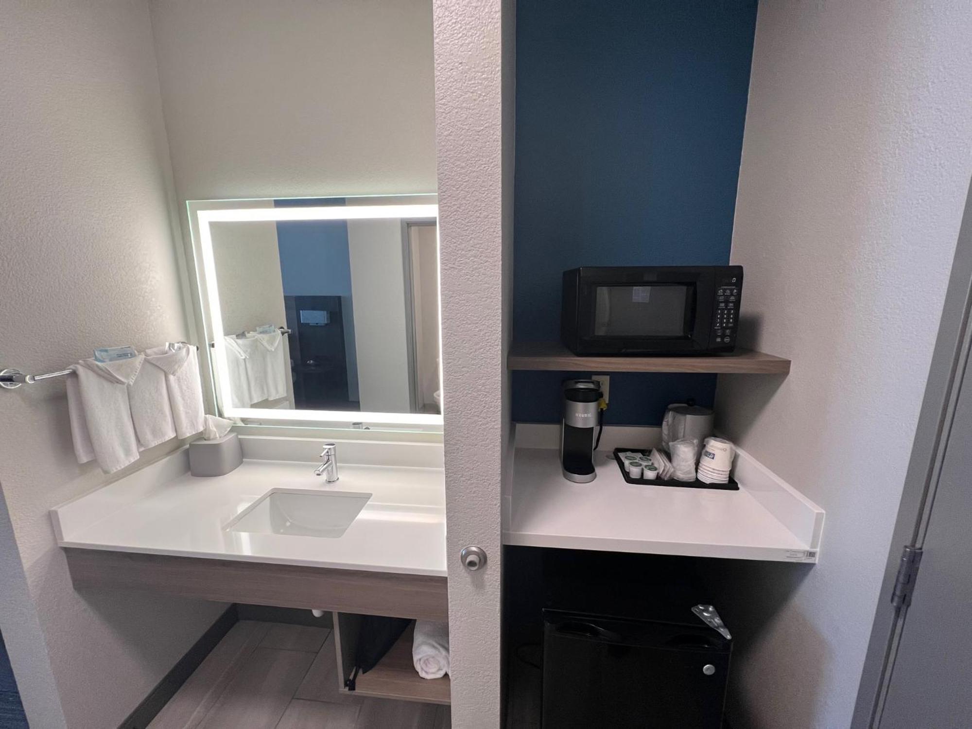 Holiday Inn Express - Wichita North - Park City By Ihg Buitenkant foto