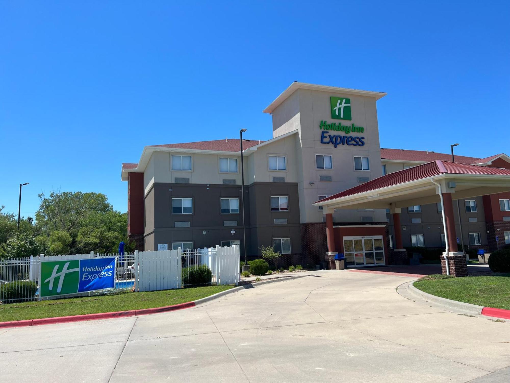 Holiday Inn Express - Wichita North - Park City By Ihg Buitenkant foto